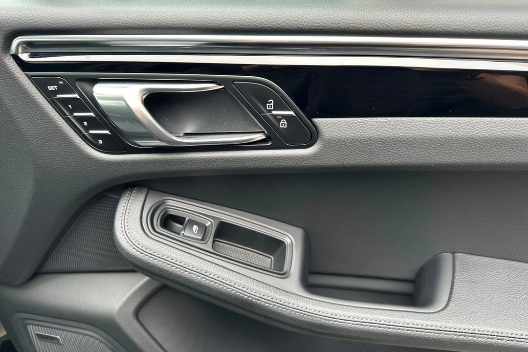 2025 Porsche Macan - Image 20 of 21