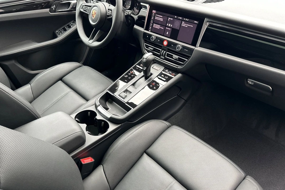 2025 Porsche Macan - Image 18 of 21