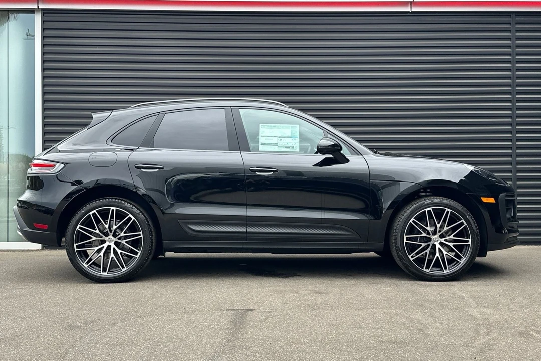 2025 Porsche Macan - Image 9 of 21