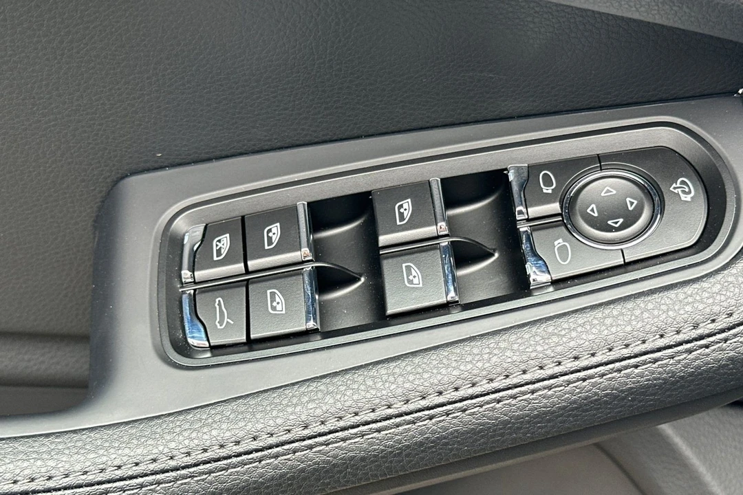 2025 Porsche Macan - Image 13 of 21