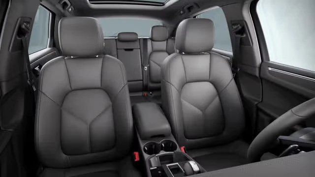 2025 Porsche Macan - Image 18 of 20