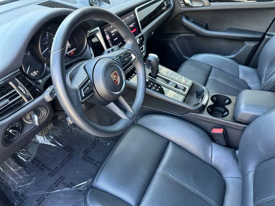 2025 Porsche Macan - Image 4 of 5