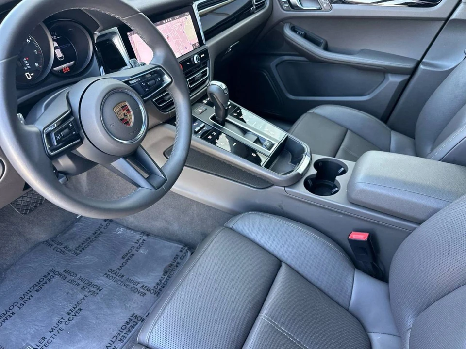 2025 Porsche Macan - Image 4 of 5
