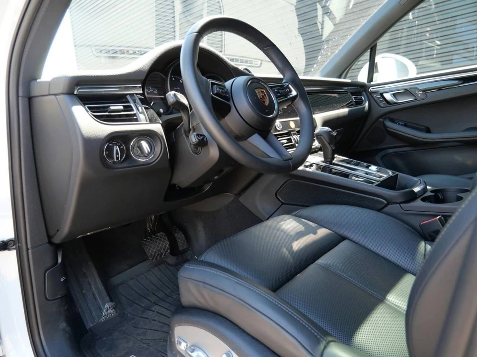 2025 Porsche Macan - Image 4 of 5