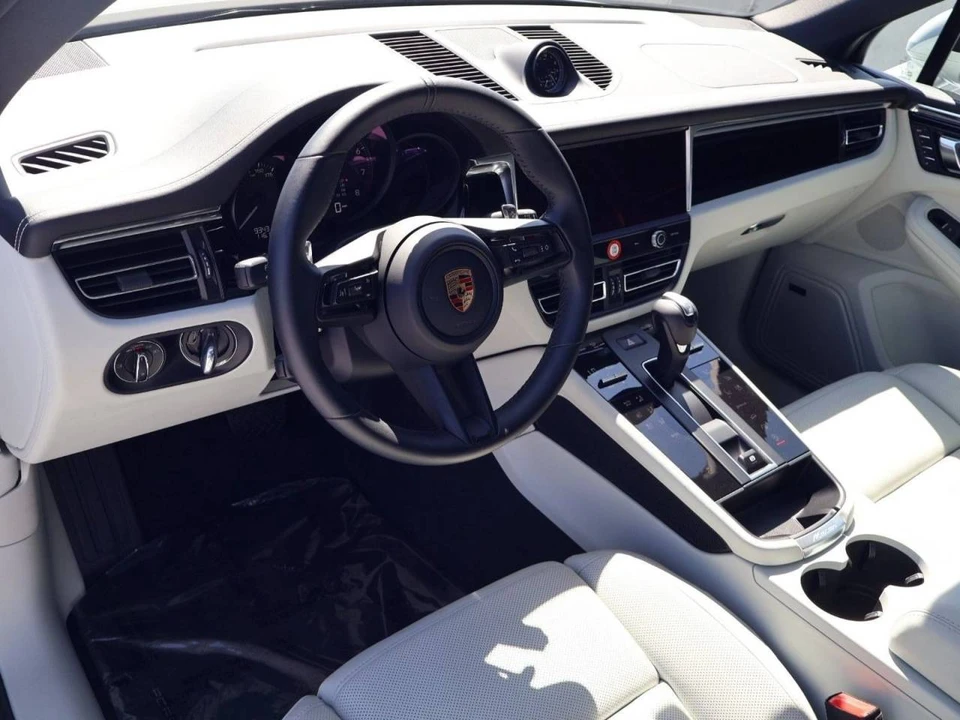 2025 Porsche Macan Electric - Image 4 of 5