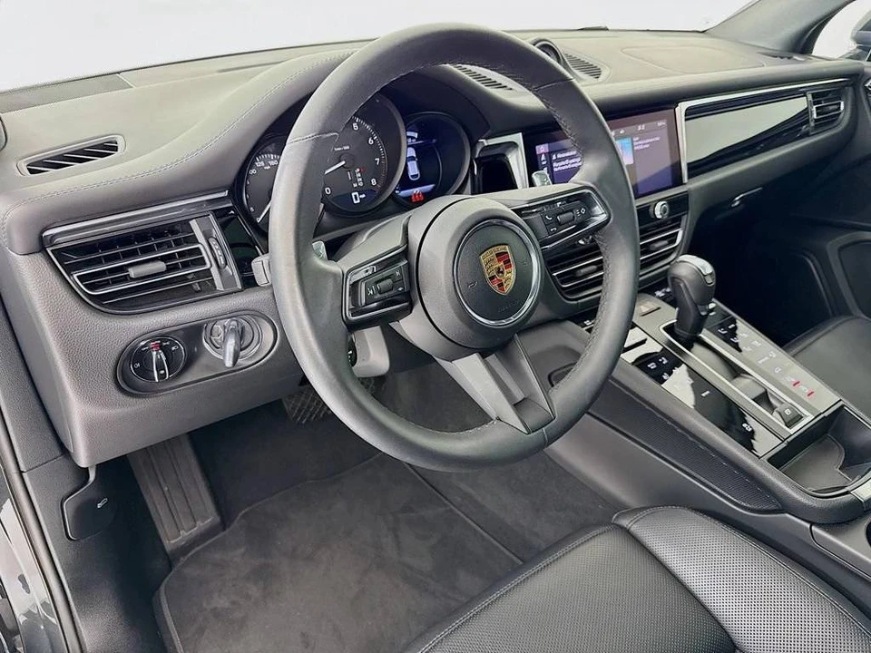 2025 Porsche Macan - Image 4 of 5
