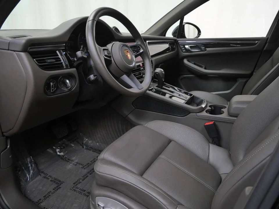 2025 Porsche Macan Electric - Image 4 of 5