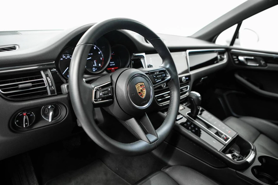 2025 Porsche Macan Electric - Image 4 of 5