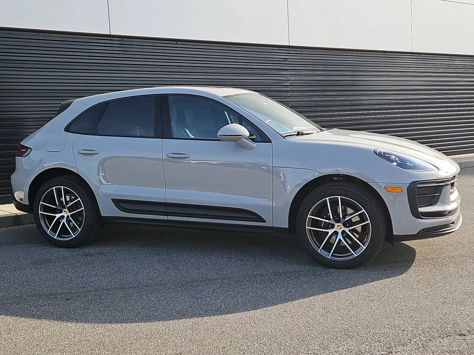 2025 Porsche Macan - Image 5 of 5