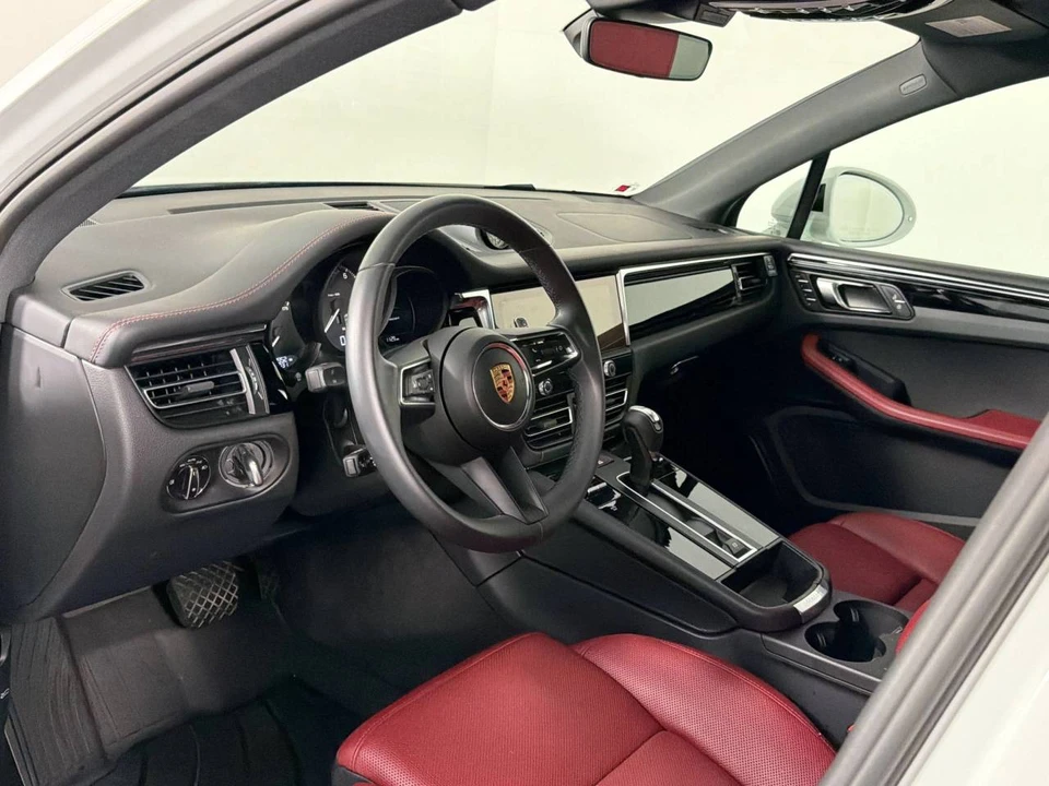 2025 Porsche Macan Electric - Image 4 of 5