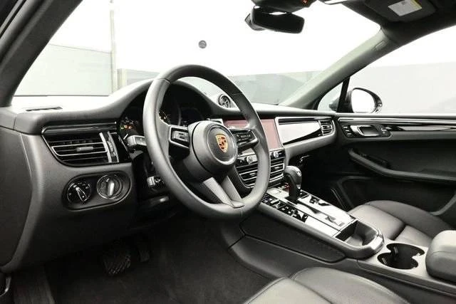 2025 Porsche Macan Electric - Image 4 of 5