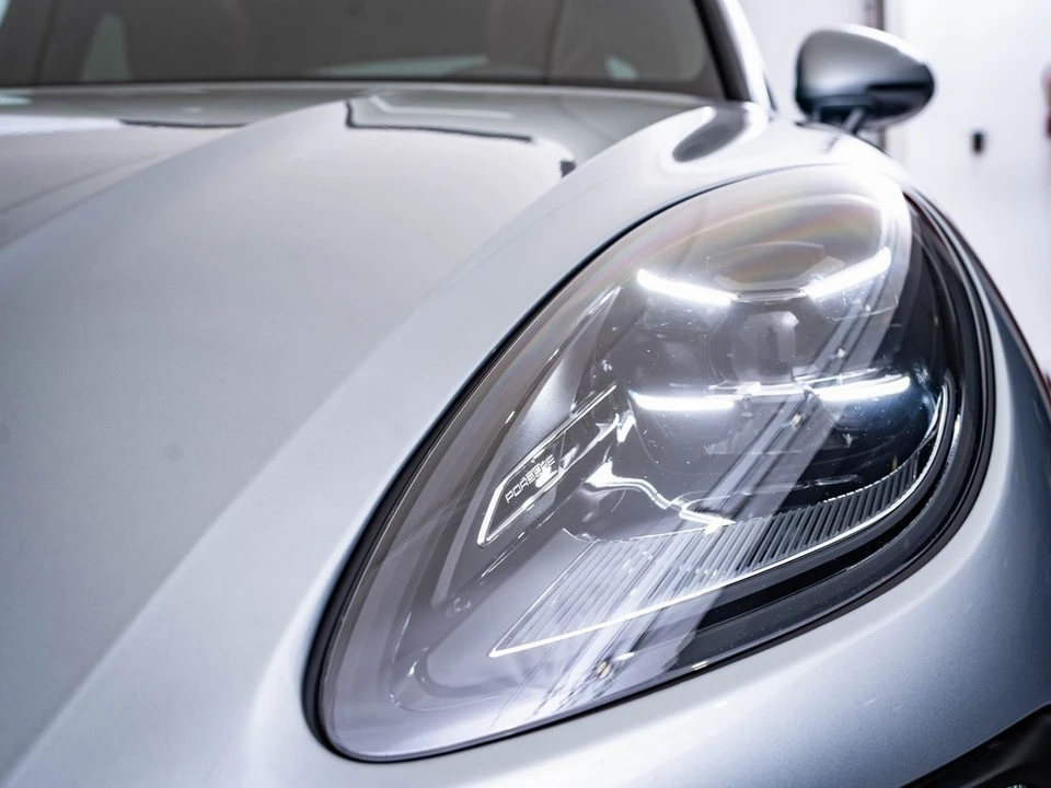 2025 Porsche Macan - Image 15 of 21