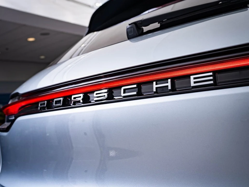 2025 Porsche Macan - Image 17 of 21