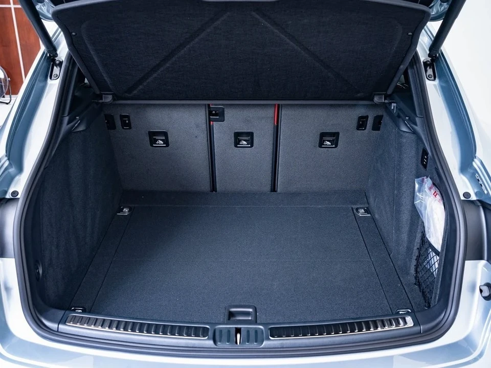 2025 Porsche Macan - Image 18 of 21