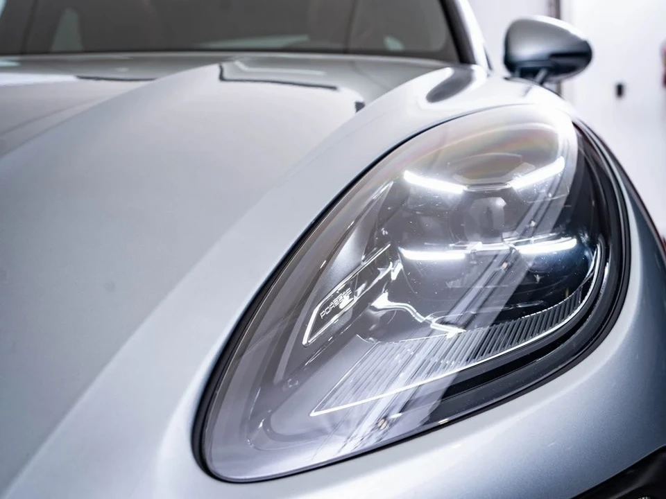 2025 Porsche Macan - Image 15 of 21