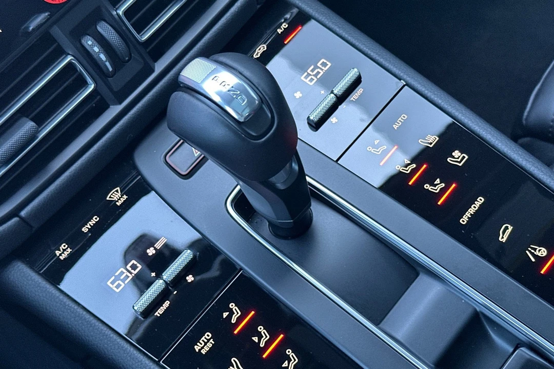 2025 Porsche Macan - Image 28 of 31