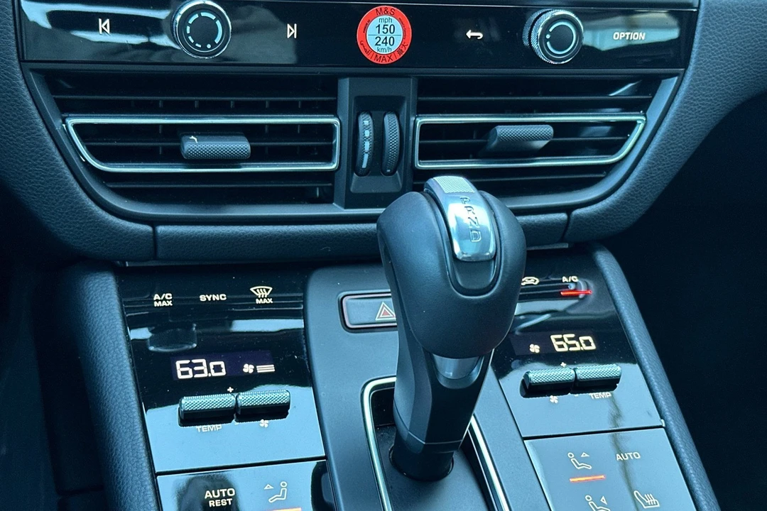 2025 Porsche Macan - Image 25 of 31