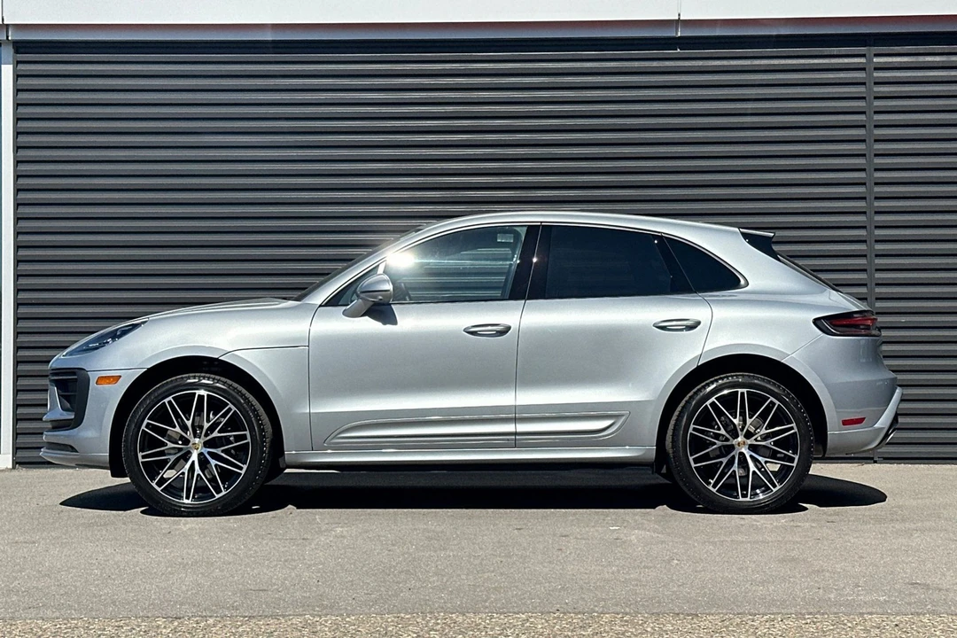2025 Porsche Macan - Image 2 of 31
