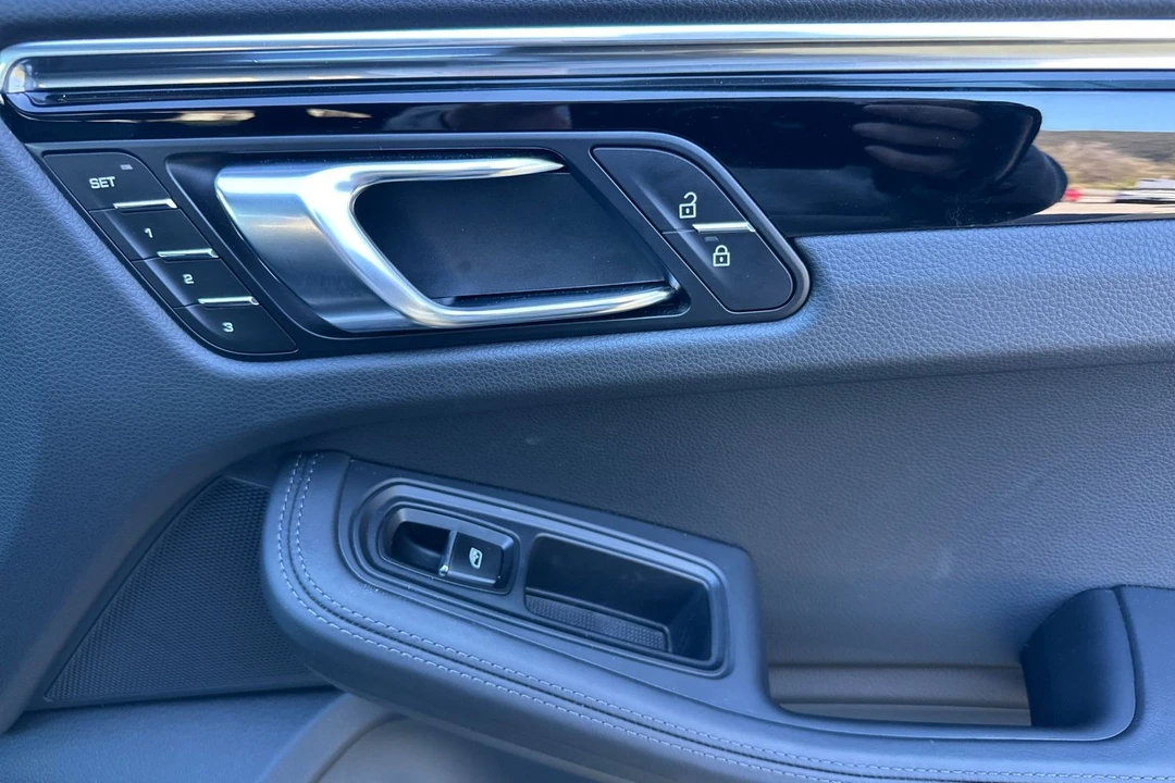 2025 Porsche Macan - Image 20 of 21