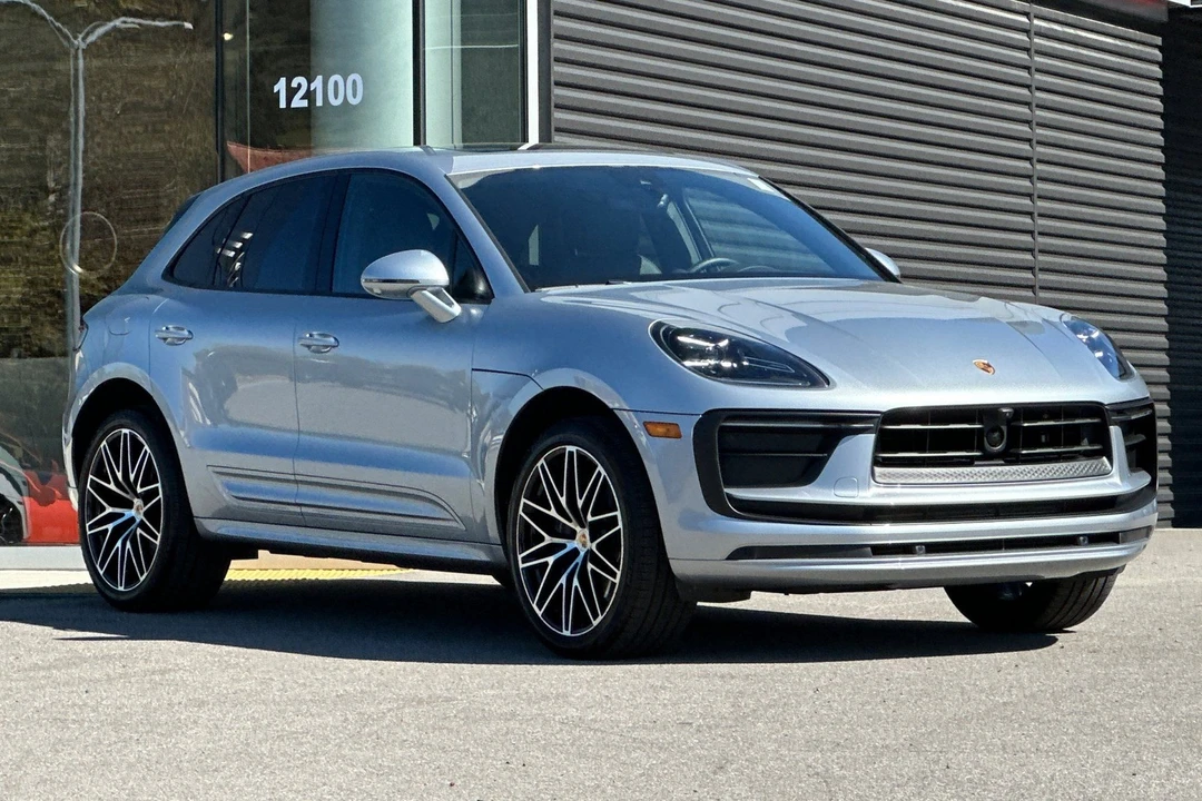 2025 Porsche Macan - Image 10 of 31