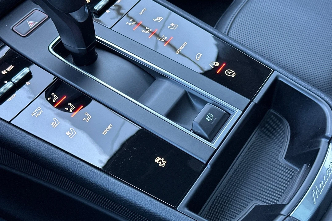 2025 Porsche Macan - Image 26 of 31