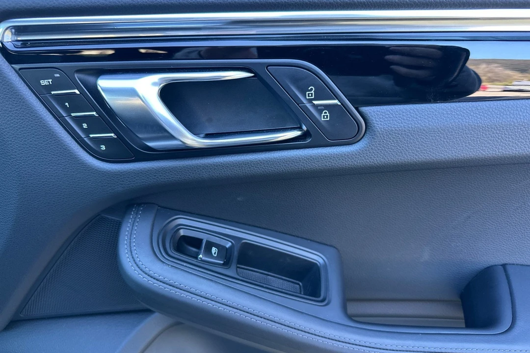 2025 Porsche Macan - Image 20 of 31