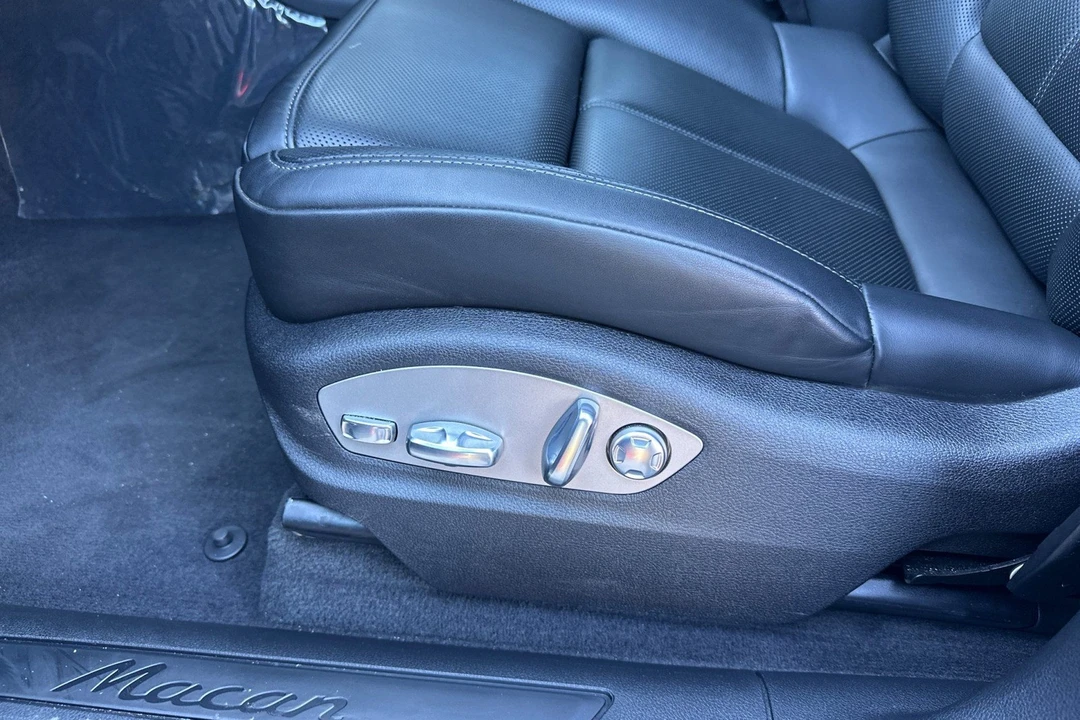 2025 Porsche Macan - Image 14 of 31