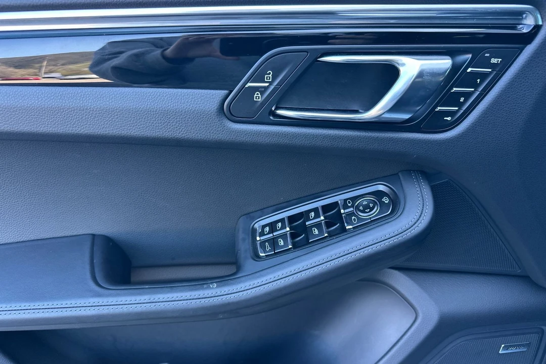 2025 Porsche Macan - Image 12 of 21