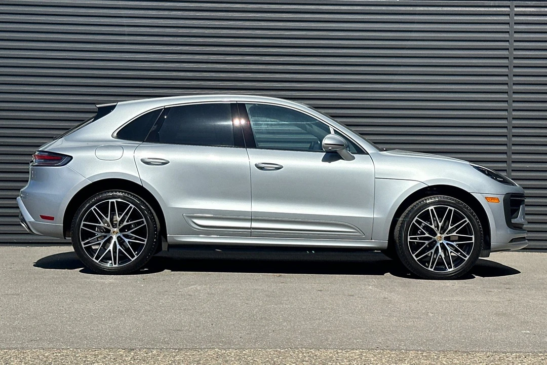 2025 Porsche Macan - Image 9 of 31