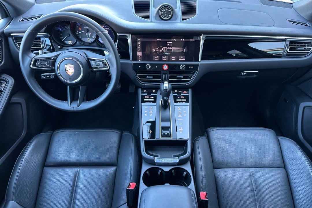 2025 Porsche Macan - Image 6 of 31