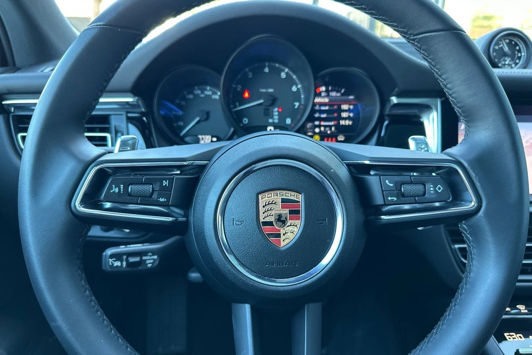 2025 Porsche Macan - Image 29 of 31