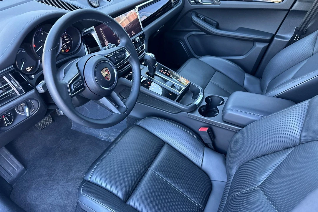 2025 Porsche Macan - Image 4 of 21
