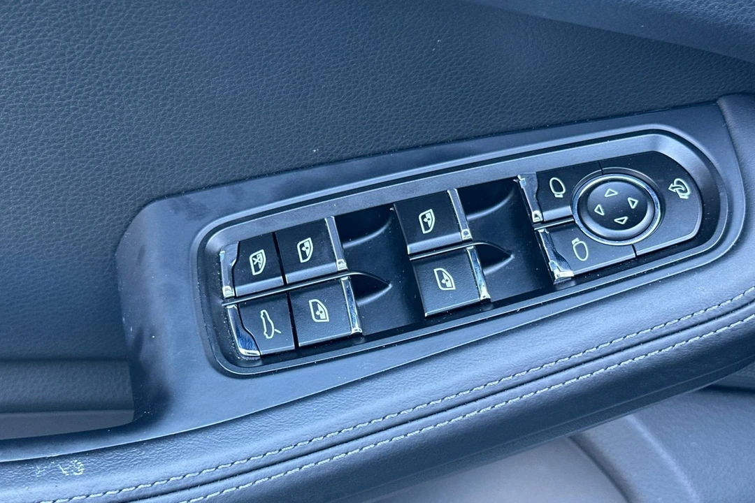 2025 Porsche Macan - Image 13 of 21