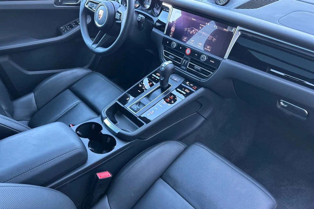 2025 Porsche Macan - Image 18 of 21