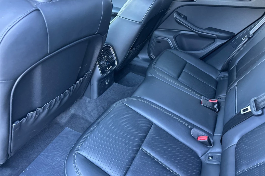 2025 Porsche Macan - Image 15 of 21