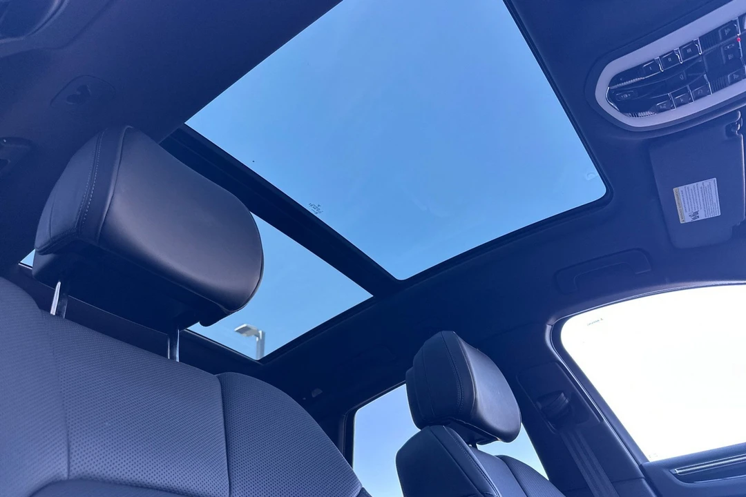 2025 Porsche Macan - Image 19 of 31