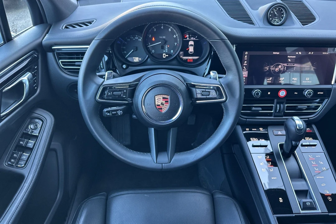 2025 Porsche Macan - Image 16 of 31