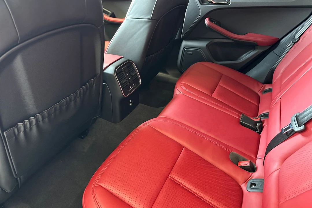 2025 Porsche Macan - Image 15 of 21