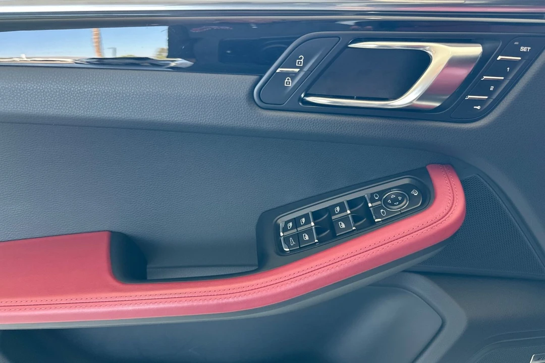 2025 Porsche Macan - Image 12 of 21