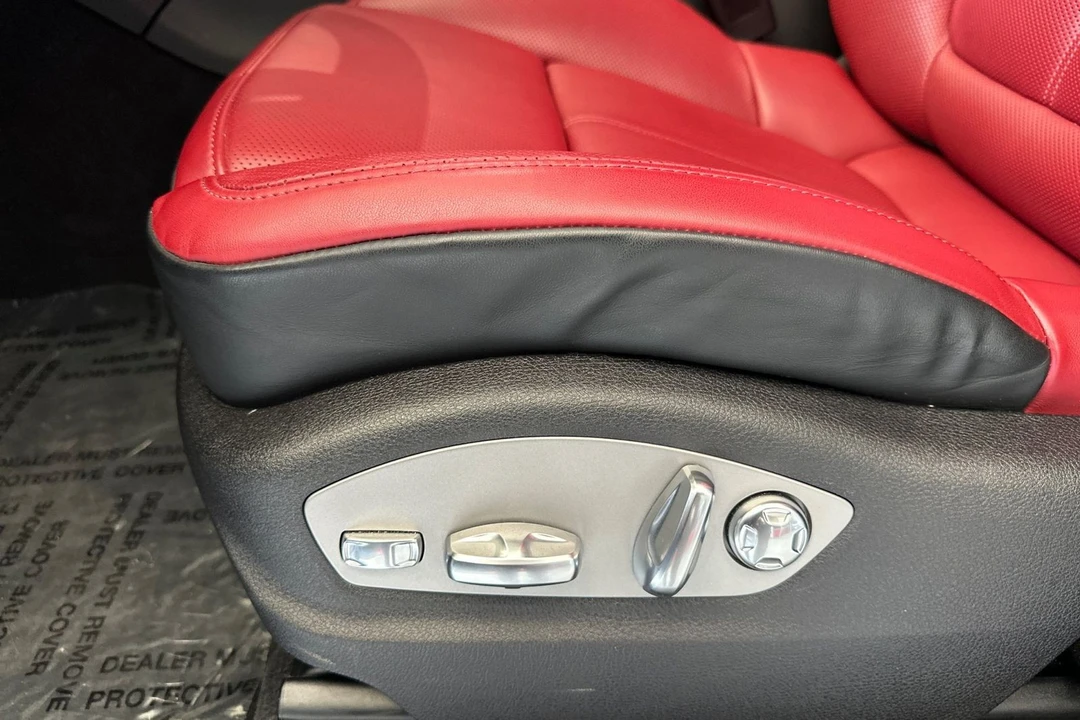 2025 Porsche Macan - Image 14 of 21