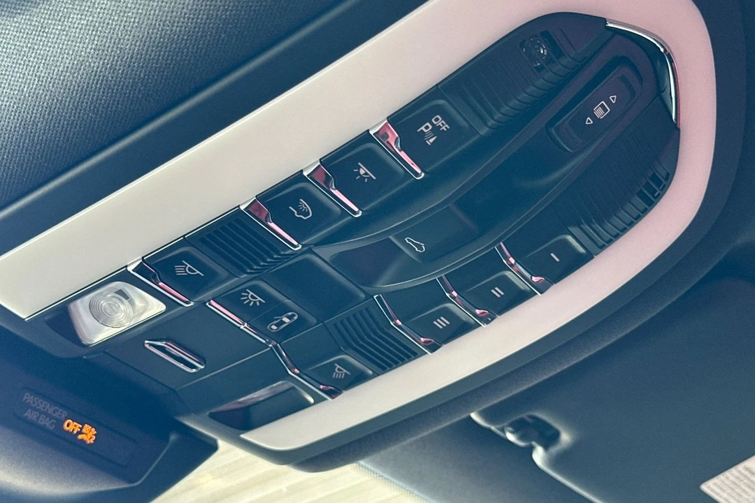 2025 Porsche Macan - Image 21 of 21