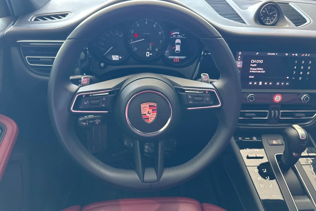 2025 Porsche Macan - Image 16 of 21
