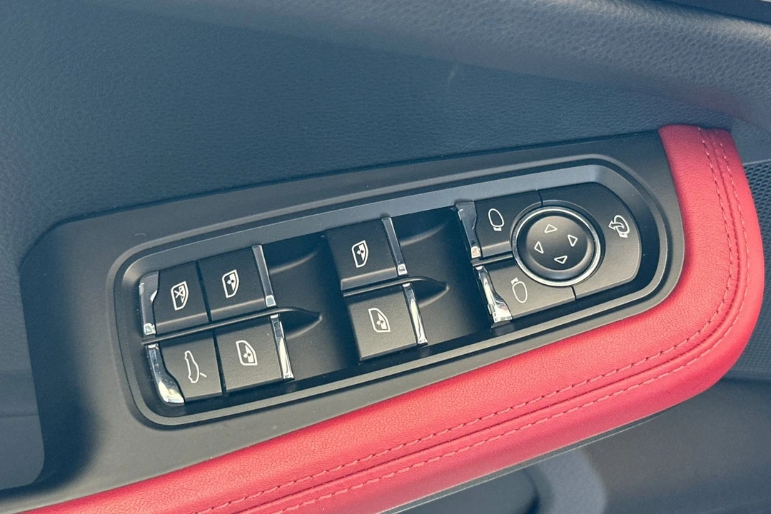2025 Porsche Macan - Image 13 of 21