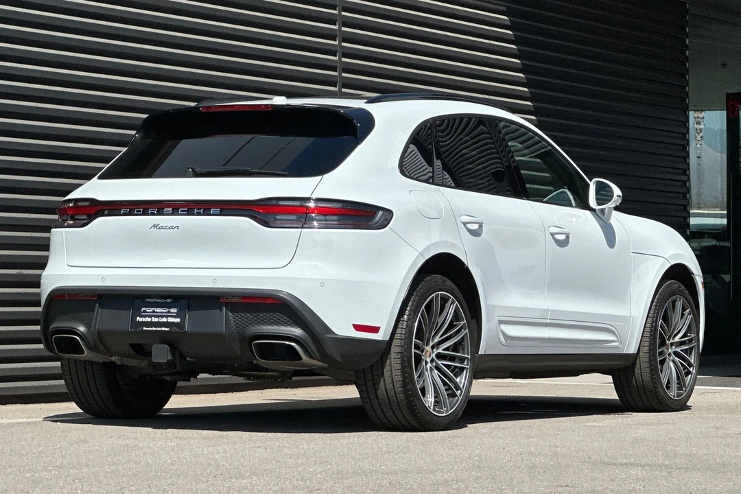 2025 Porsche Macan - Image 8 of 21