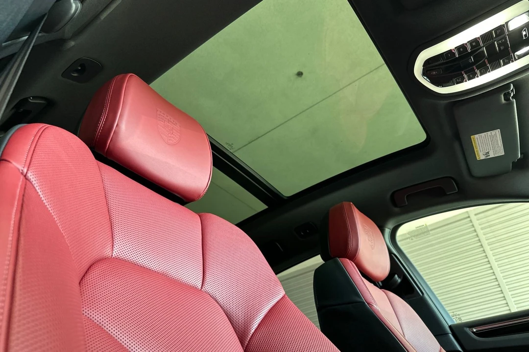 2025 Porsche Macan - Image 19 of 21