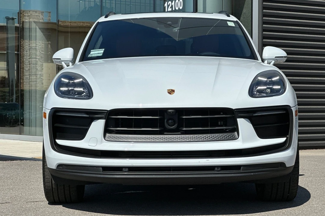 2025 Porsche Macan - Image 11 of 21