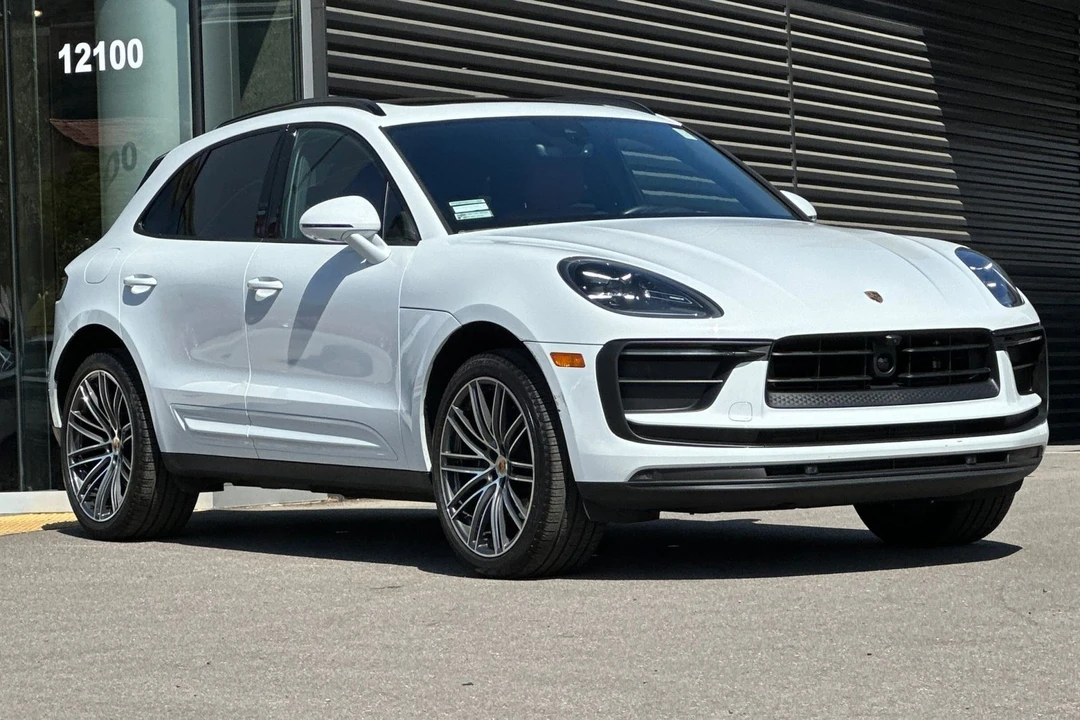 2025 Porsche Macan - Image 10 of 21