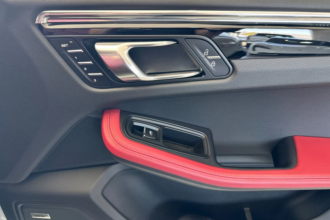 2025 Porsche Macan - Image 20 of 21
