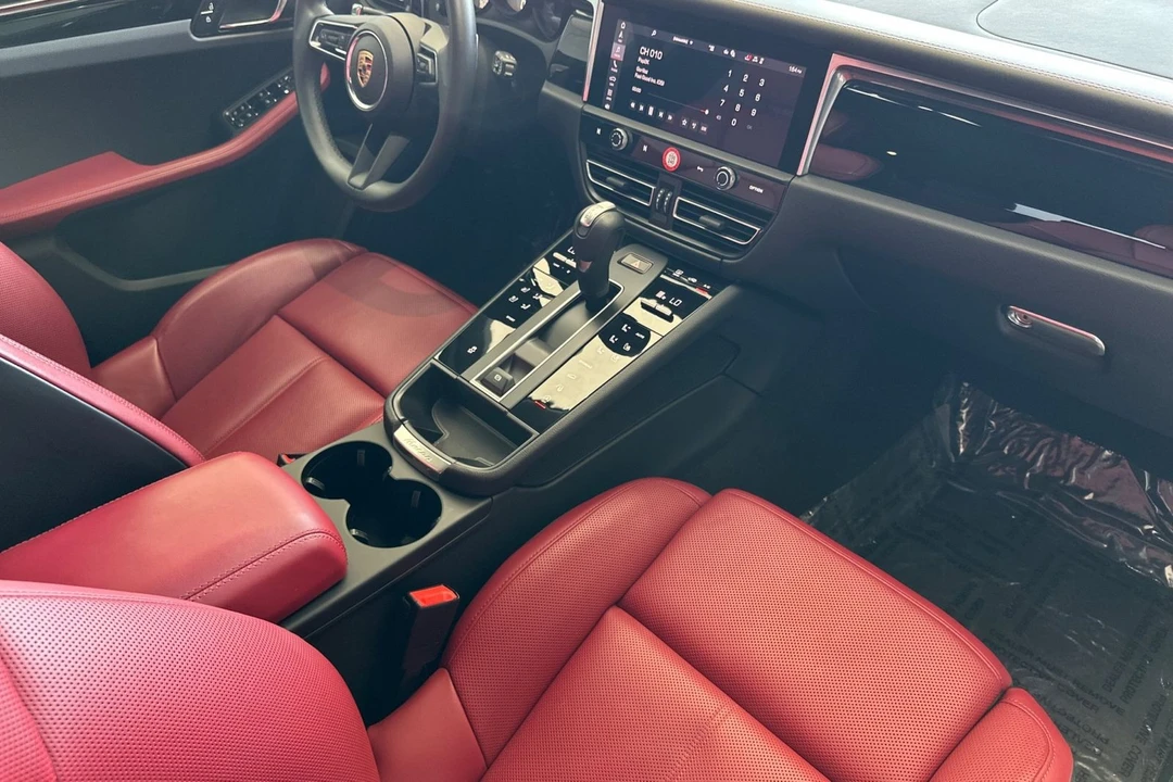 2025 Porsche Macan - Image 18 of 21