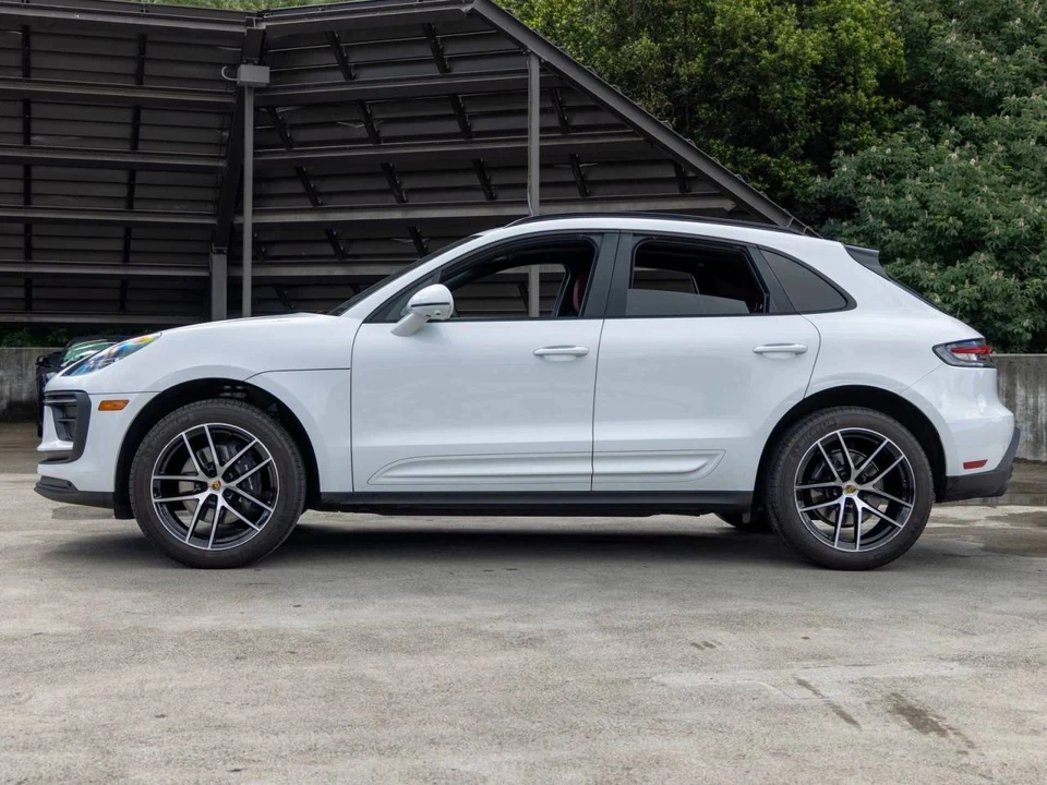 2025 Porsche Macan - Image 2 of 5